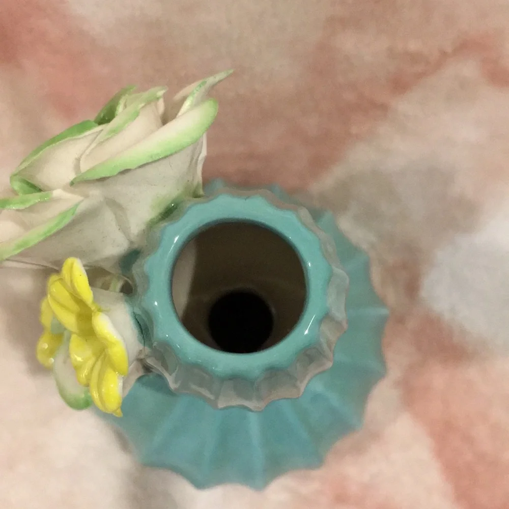 “Blooming Bright” Ceramic Bud Vase 3D ceramic Flowers NWOT 4”x6.5” Handcrafted - Picture 9 of 16